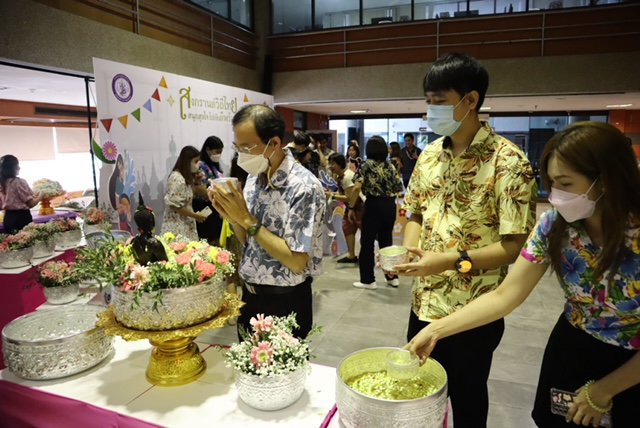 กม.กสอ. ร่วมพิธีสรงน้ำพระและรดน้ำขอพรผู้บริหาร ต้อนรับวันปีใหม่ไทย 2566
