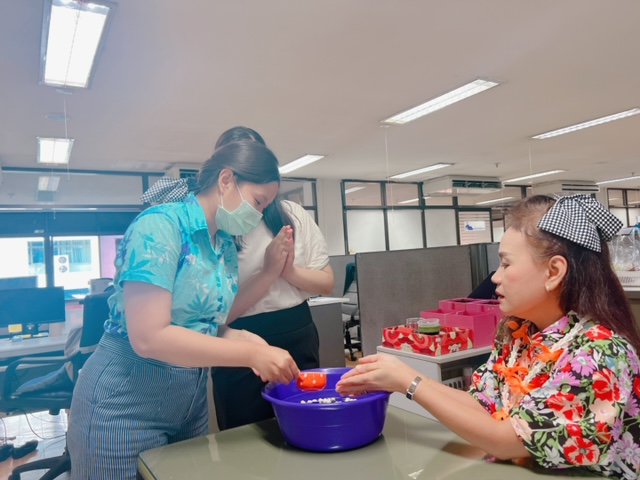 กม.กสอ. ร่วมพิธีสรงน้ำพระและรดน้ำขอพรผู้บริหาร ต้อนรับวันปีใหม่ไทย 2566
